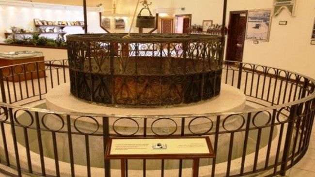 Mescid-i Haram’da zemzem şişeleri dağıtılıyor