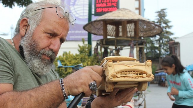 Odunları çakıyla otomobile çeviriyor