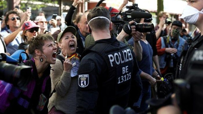 ALMANYA’DA BİNLERCE KİŞİ SOKAKLARDA! Protestolarda 12 polis yaralandı!