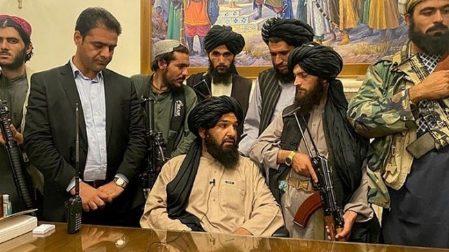 Taliban, insan kaçırma suçlamasıyla öldürülen 4 kişinin cansız bedenini meydanda astı!