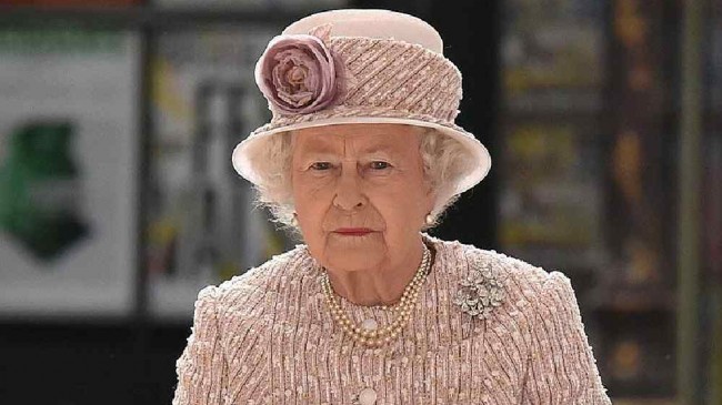 Kraliçe salatasında ölü salyangoz buldu. Personele not gönderdi.