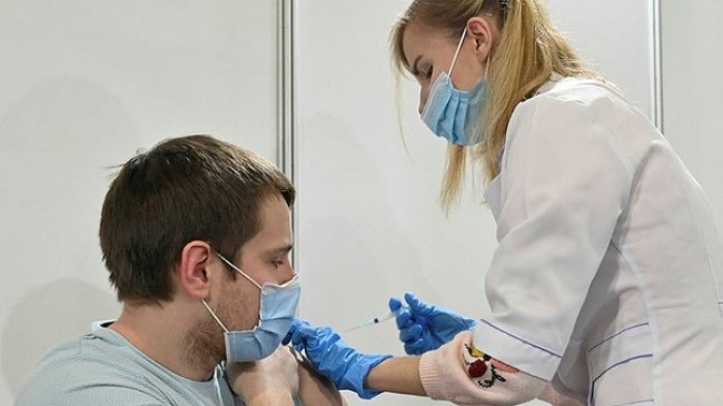 İngiltere’de sağlık çalışanları için Kovid-19 aşısı zorunlu oluyor