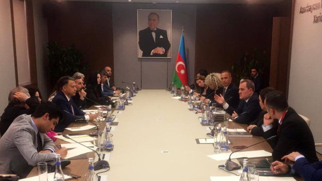 KGK Azerbaycan çıkartması, Bakü’de 11 ülke medyasını Bakan Bayramov’la buluşturduk