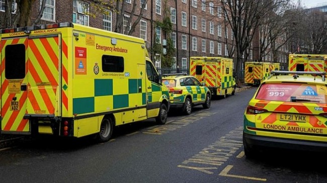 İngiltere ve Galler’de ard arda grevlere bir yenisi daha eklendi. Binlerce ambulans çalışanı greve gitti