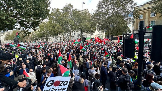 Londra’daki Filistin destekli yürüyüşte BBC merkez binasına kırmızı boya atıldı