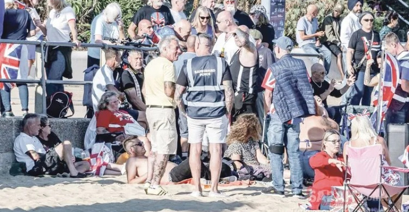 İngiltere sokak çetelerine teslim! ‘Dikkat telefonununuz çalınabilir’ uyarıları asıldı