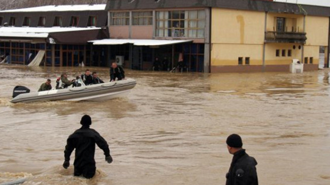 Kosova’da şiddetli yağış sonrası cadde ve sokaklar göle döndü