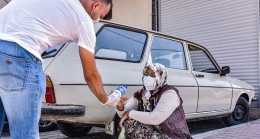 Mersin’de YKS sırasında okul önlerindeki velilere su ikram edildi