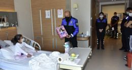 Adana polisi lösemili çocukları hasta yataklarında unutmadı