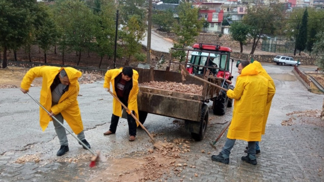 Besni ekipleri yağıştan etkilenen alanlarda çalışma yaptı