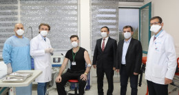 Erciyes Üniversitesi’nde Covid-19’a karşı geliştirilen ERUCOV-VAC aşı adayının ilk dozu gönüllülere yapıldı