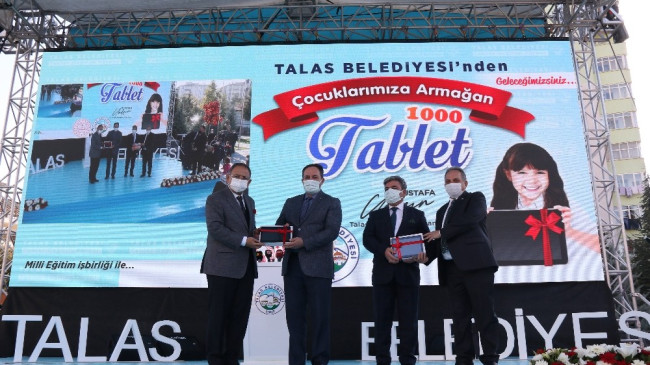 Talas Belediyesi öğrencileri sevindirdi, bin tablet hediye etti