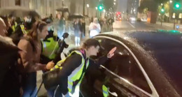 LONDRA BAŞBAKANLIĞI ÖNÜNDE TOPLANAN PROTESTOCULAR BİLL GATES’İN TUTUKLANMASINI İSTİYOR