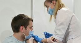 İngiltere’de sağlık çalışanları için Kovid-19 aşısı zorunlu oluyor