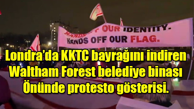 Londra’da KKTC bayrağını indiren Waltham Forest belediye binası Önünde protesto gösterisi.