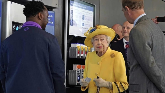 İngiltere Kraliçesi 2. Elizabeth’ten Londra’da adının verildiği metroya sürpriz ziyaret