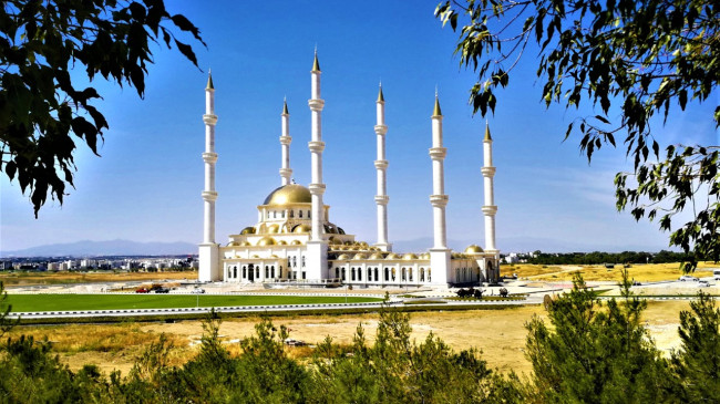 62 kubbe ve 6 minaresi ile KKTC’nin en büyük camisi olan Dr. Suat Günsel Camii’nde sona yaklaşılıyor…